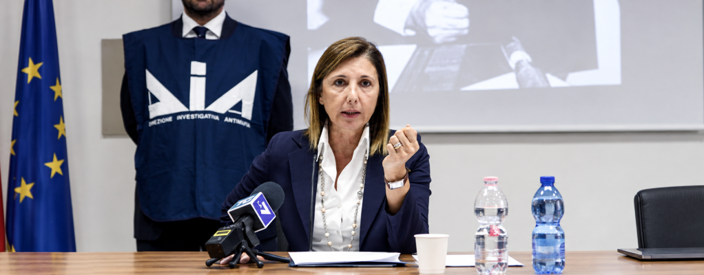 Tre colpi contro l’auto blindata della pm antimafia Cerreti