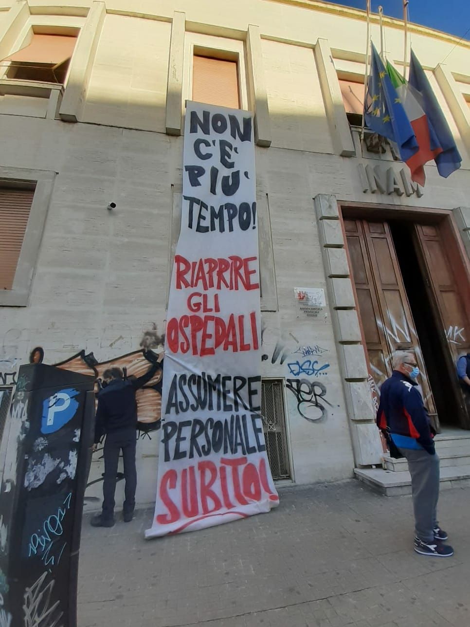 Covid, gli attivisti lasciano il presidio all’Asp di Cosenza