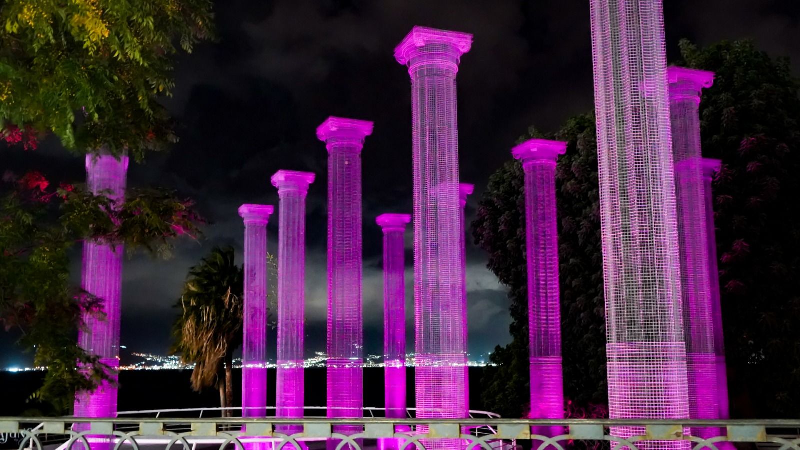 Reggio Calabria, le colonne di “Opera” si illuminano di viola