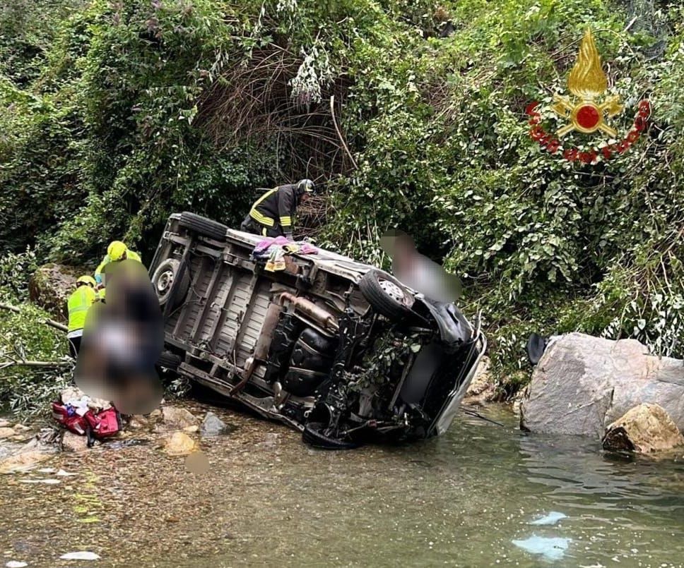 Bus con disabili giù in un torrente: 8 feriti