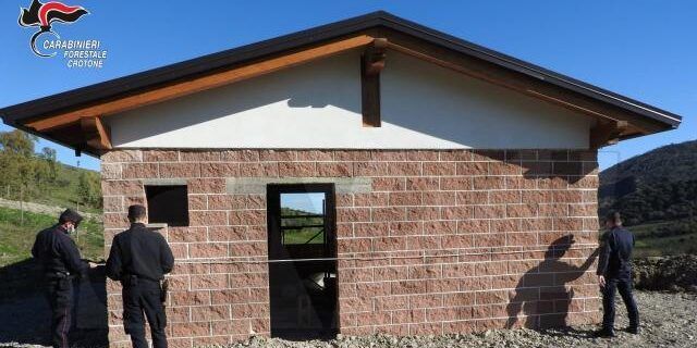 Sequestrato fabbricato abusivo, denunciato il proprietario nel Crotonese