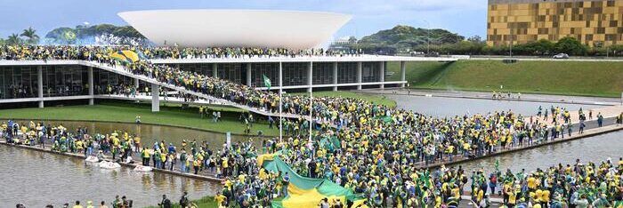 Brasile, i sostenitori di Bolsonaro assaltano il Parlamento