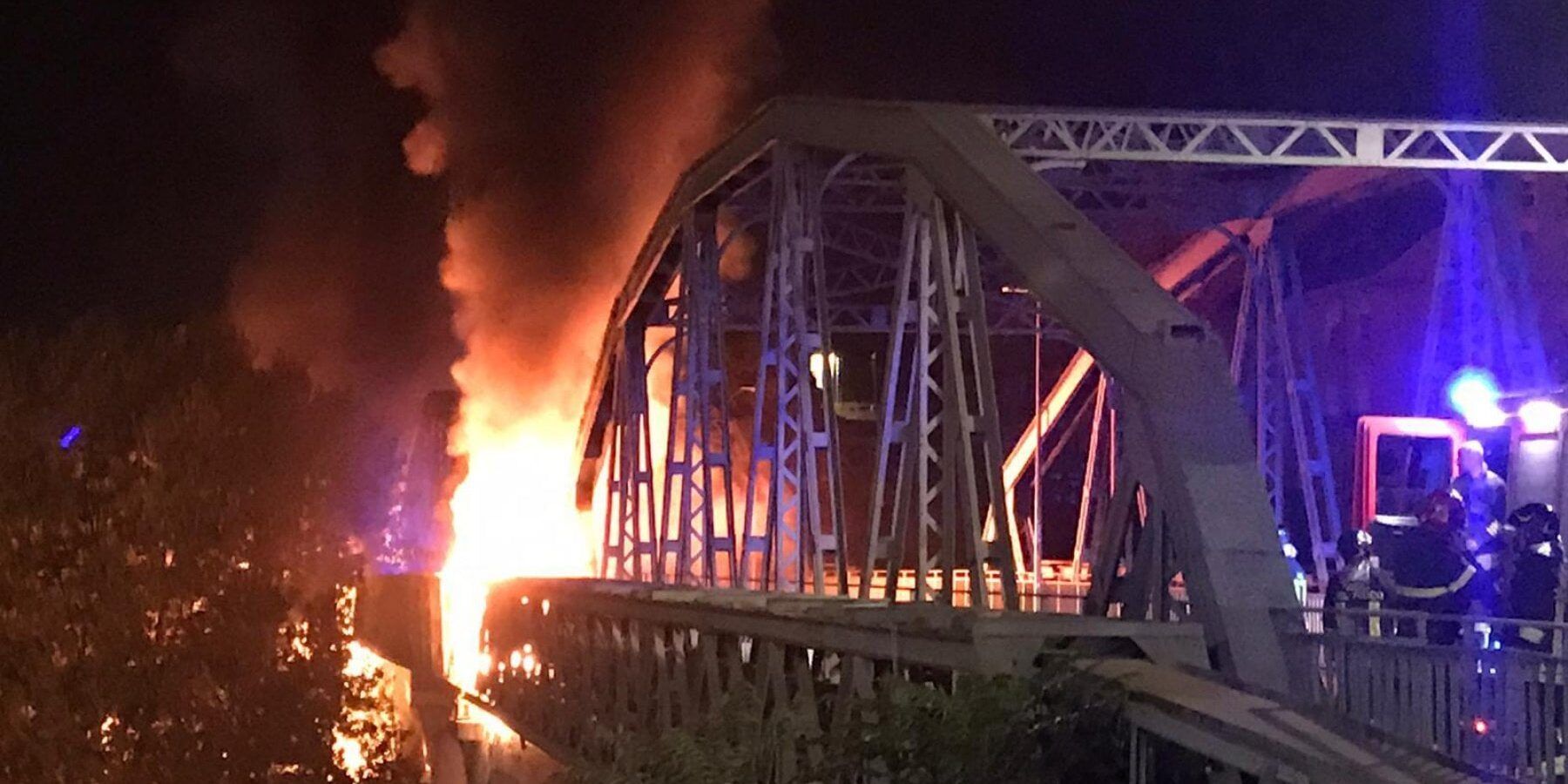 Paura a Roma, un rogo distrugge il “Ponte di Ferro”