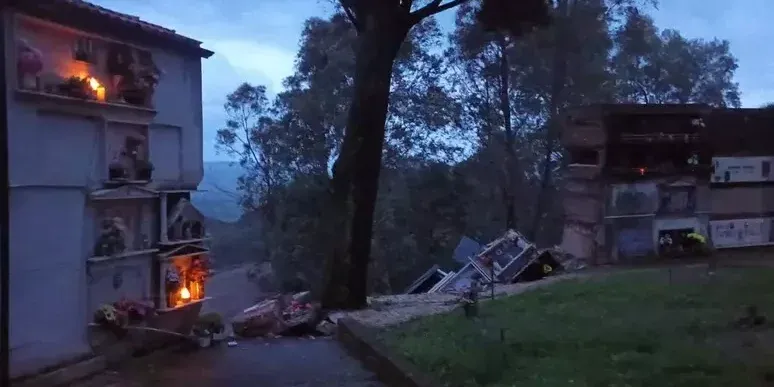 Ala del cimitero di San Mauro Marchesato crollata, bare nel burrone. Il sindaco: «Ferita profonda»