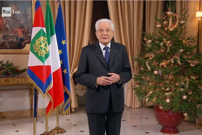 Mattarella: «La Repubblica è di chi paga le tasse»