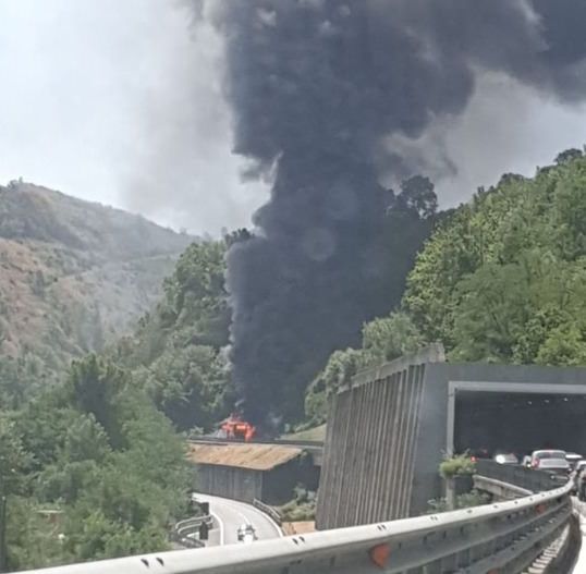 Autobus in fiamme in autostrada tra Cosenza e Rogliano