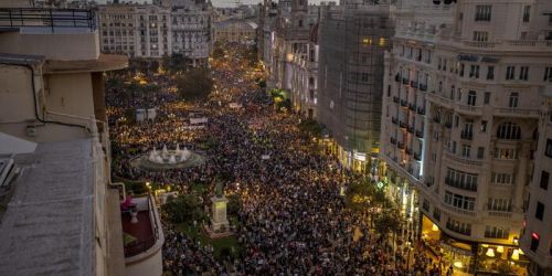 Migliaia in piazza a Valencia per le dimissioni del governatore