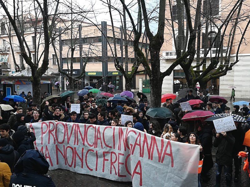 Cosenza, scuole a rischio e studenti in strada a protestare – VIDEO