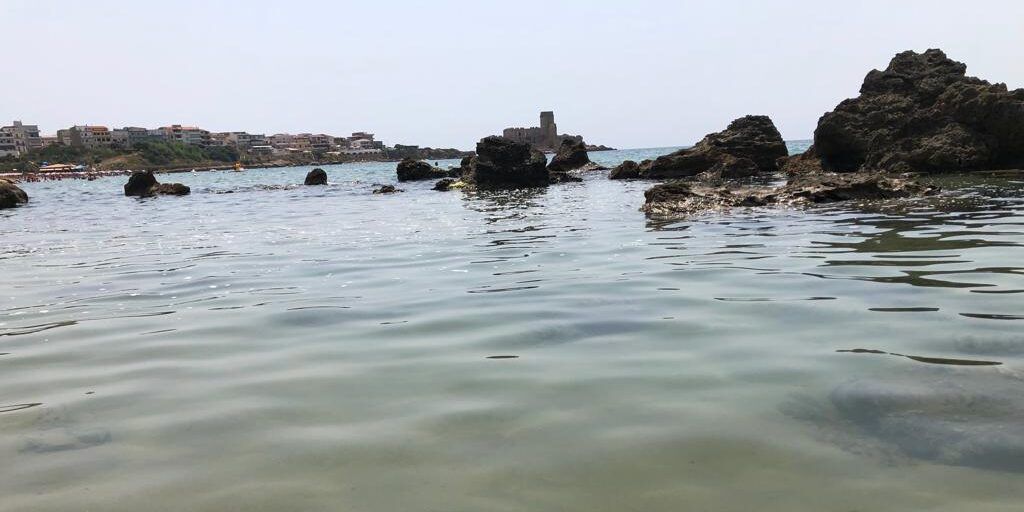 Le pompe di sollevamento vanno in blocco: il mare di Le Castella invaso dalle fogne