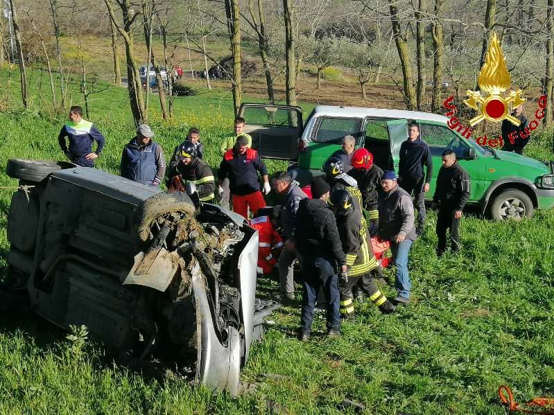 Auto si ribalta più volte, due feriti gravi: intervengono 2 elicotteri