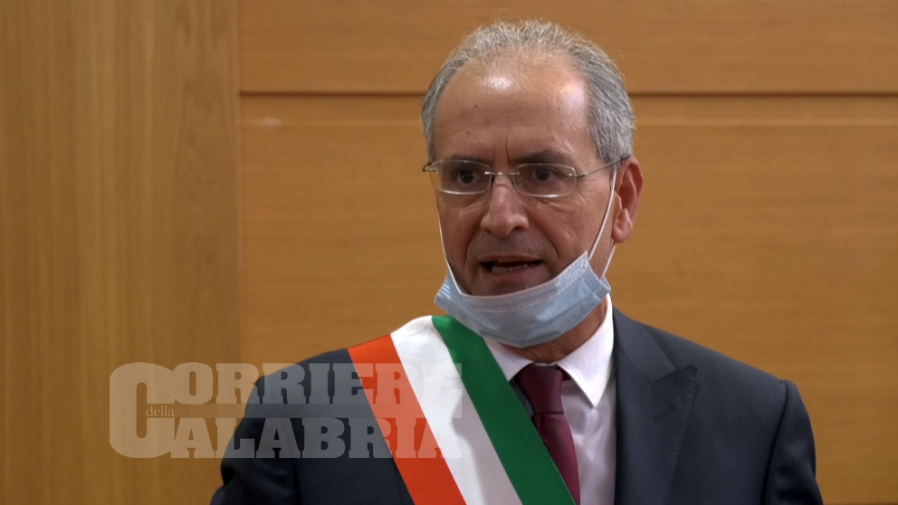 Lamezia ha di nuovo un sindaco: 9 mesi e 29 giorni dopo Mascaro si riprende la fascia – VIDEO