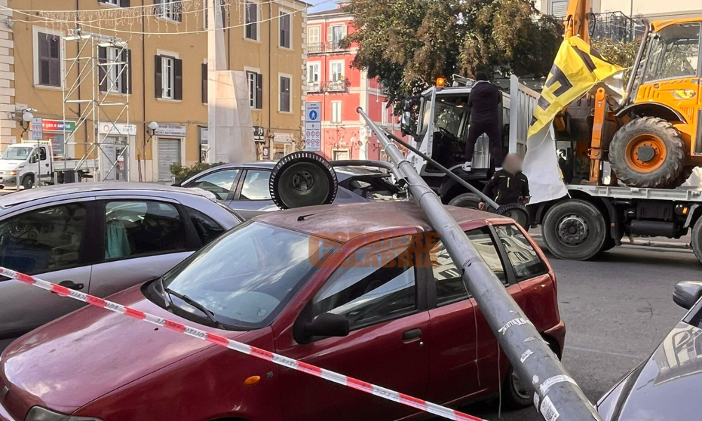 Cosenza, violento incidente su viale Trieste: camion urta i cartelloni e travolge due auto – FOTO