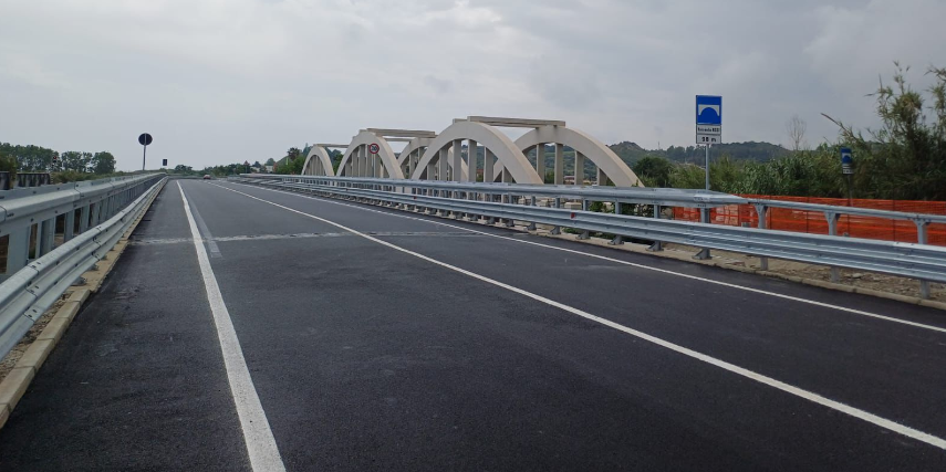 Aperto al traffico il nuovo ponte sul torrente Assi lungo la Ss 106 jonica – VIDEO