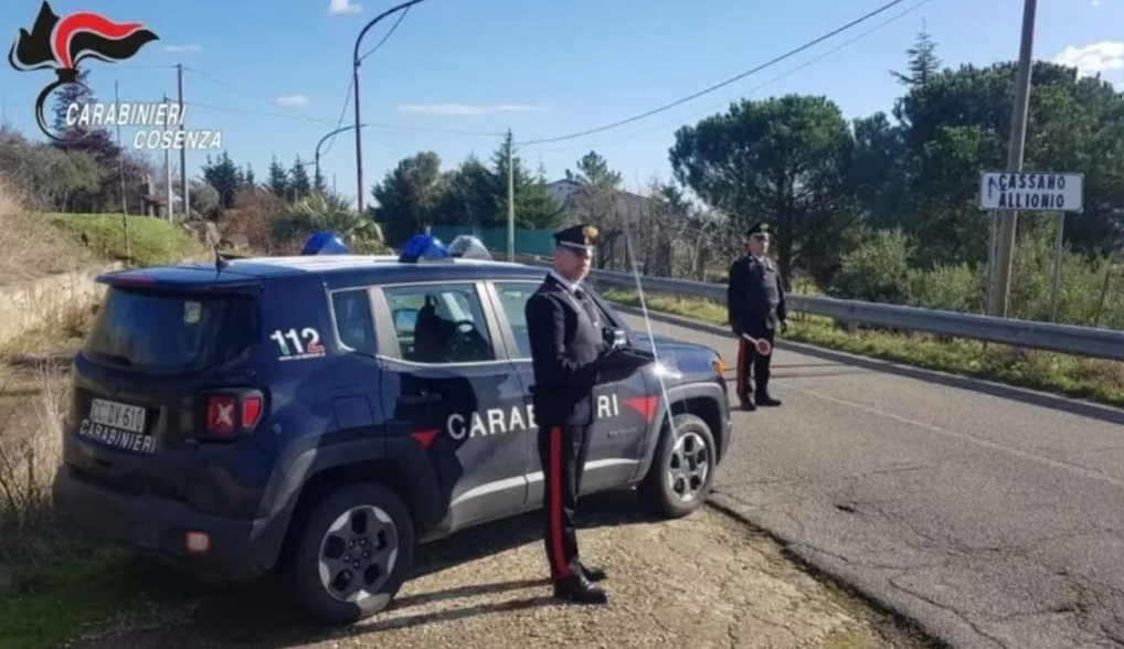 Minaccia e aggredisce la madre (anche con un coltello), 23enne arrestato a Cassano