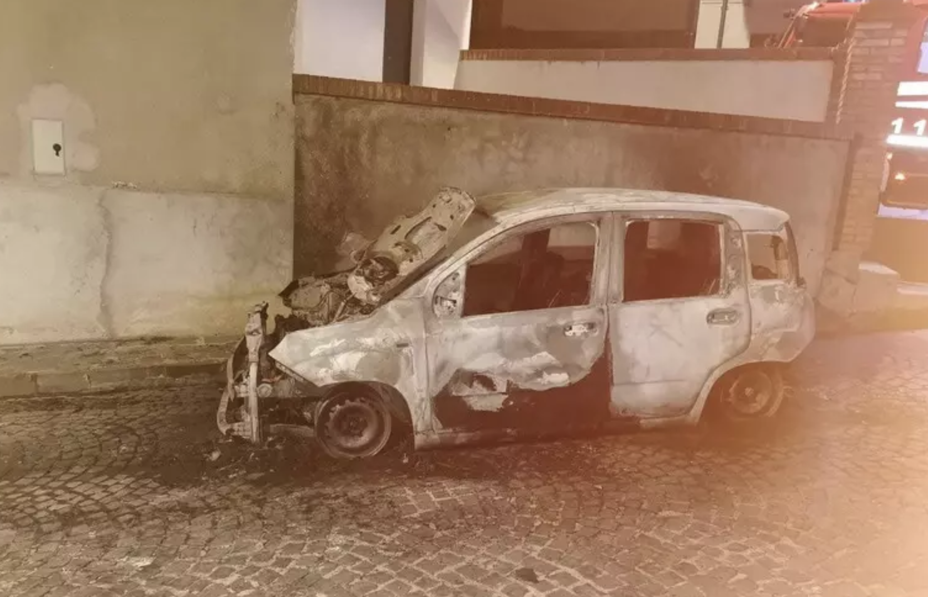 Intimidazione nella Locride, incendiata l’auto di un ingegnere: si indaga