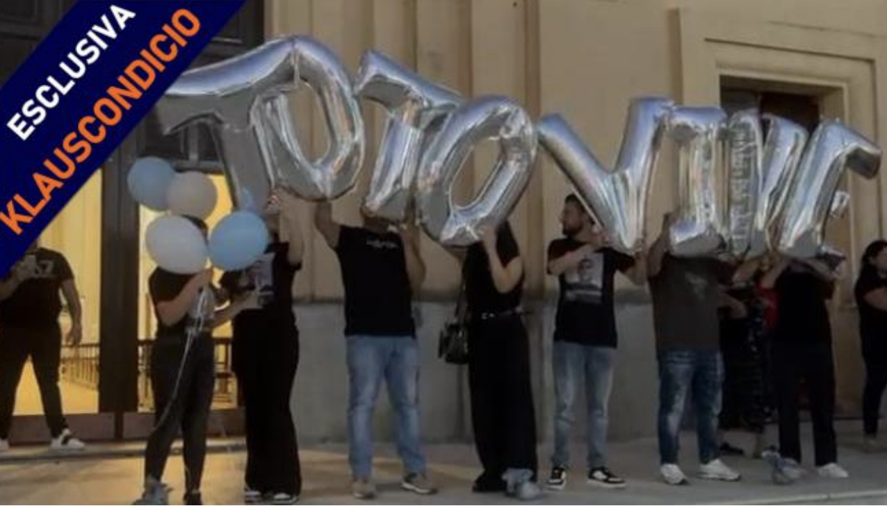 Lancio di palloncini per ricordare Antonio Bellocco, a San Ferdinando giovani con la maglietta «Totò vive»