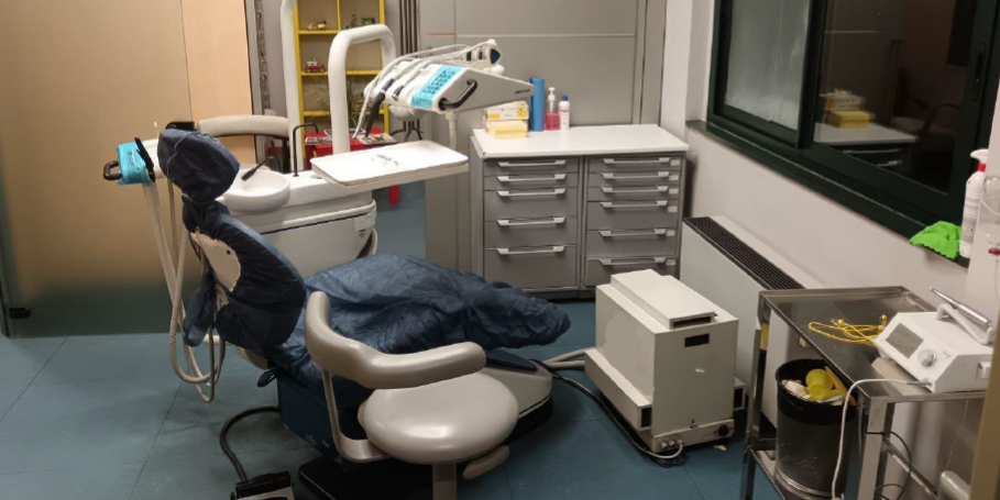 Studio dentistico abusivo sequestrato nel Lametino. Trovati farmaci scaduti, denunciato il titolare