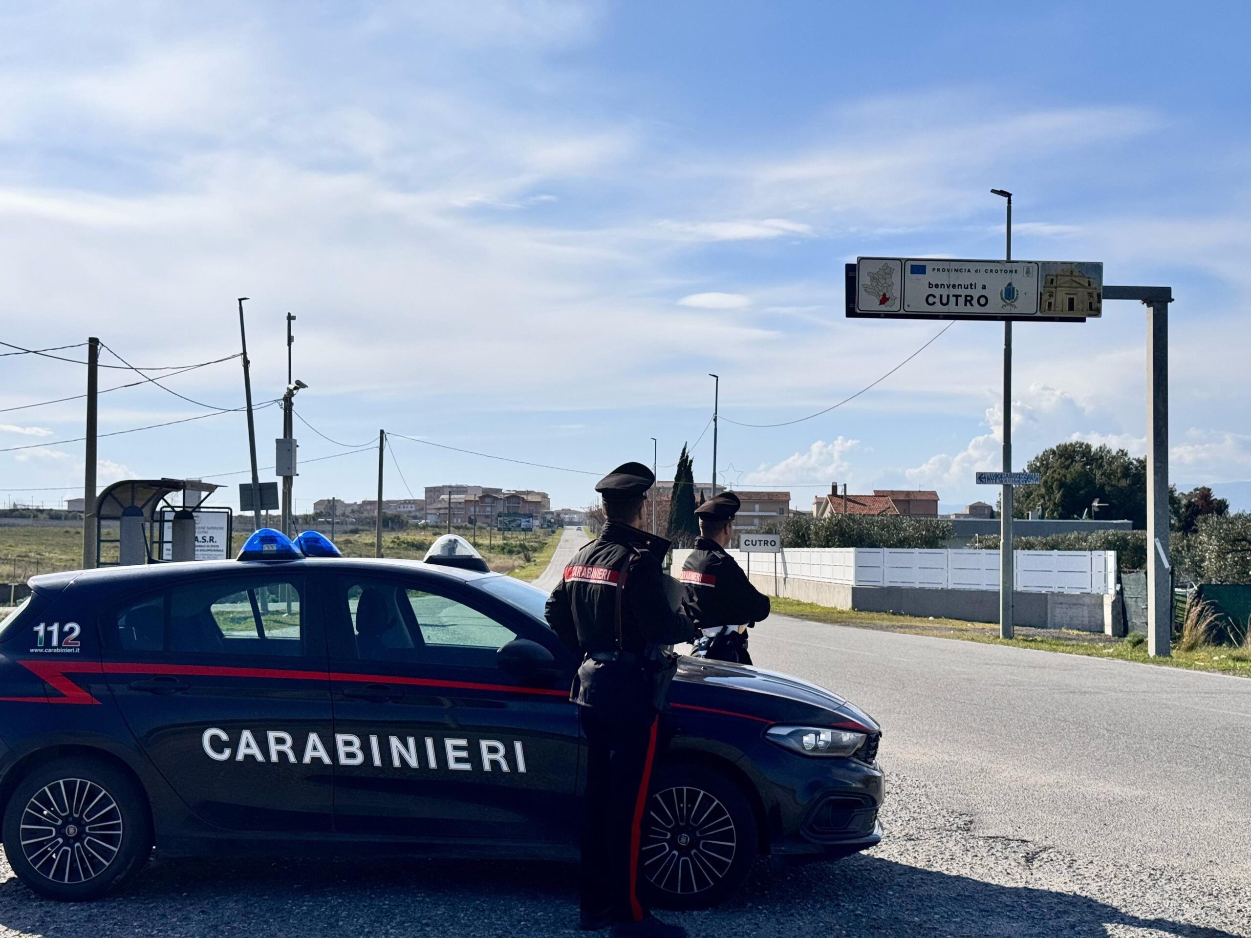 Cutro, sottrae nella notte 8mila euro dalla cassa di un bar: denunciato per furto aggravato