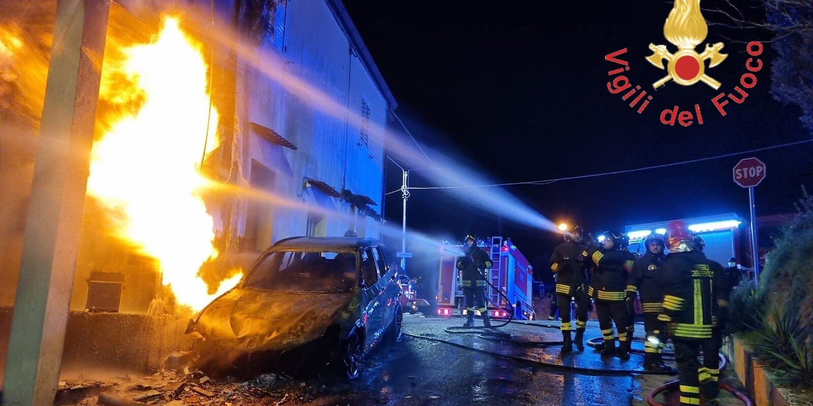 Suv in fiamme, esplodono i contatori del gas: danni a una palazzina a Catanzaro – VIDEO