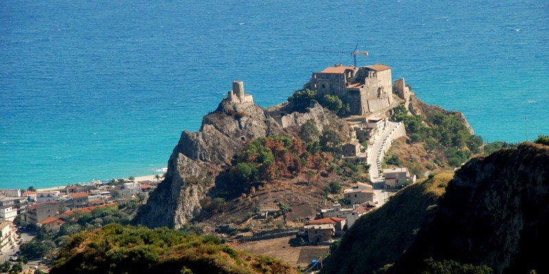 Migranti sbarcati a Roccella, negativi i tamponi per volontari Protezione Civile