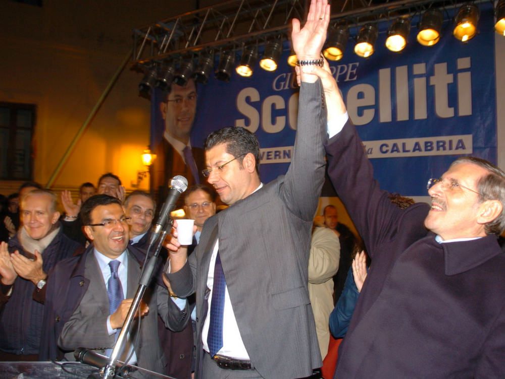 Il governatore? Vive in auto blu
