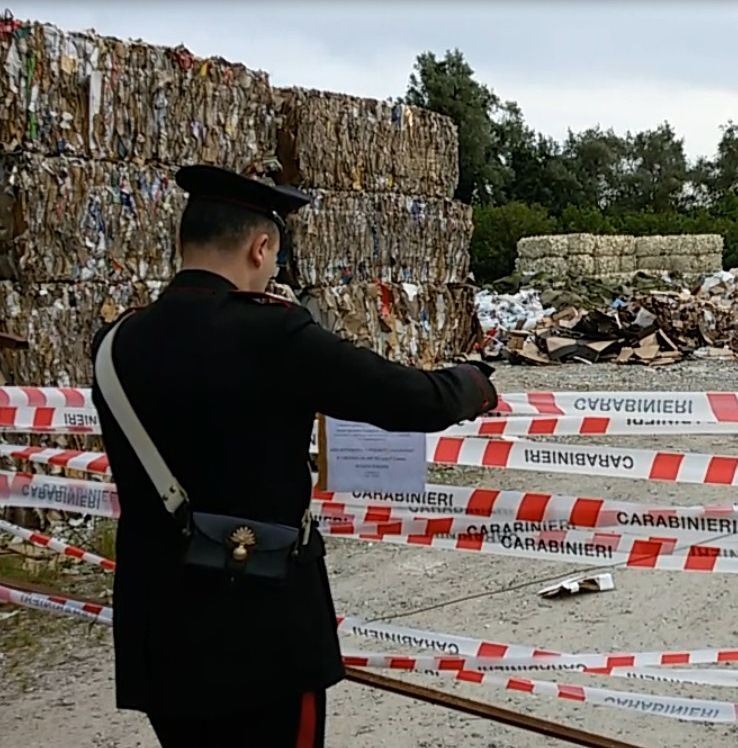 Discarica da 5mila metri quadri tra gli agrumeti
