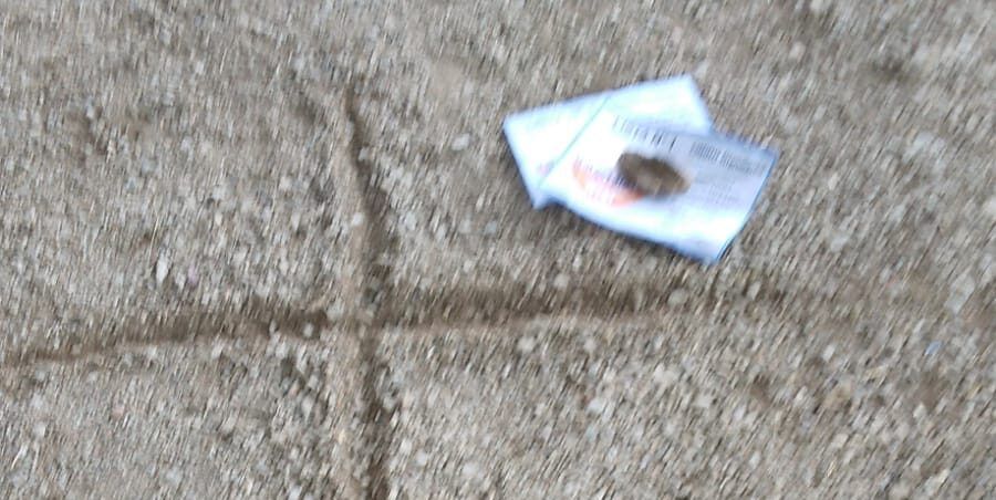 Croce disegnata  nel terreno con volantini elettorali vicino, intimidazione a Trunzo