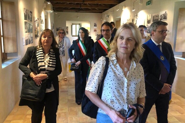 Kerry Kennedy al campo di Ferramonti: «La guerra ha prodotto atrocità inaudite»