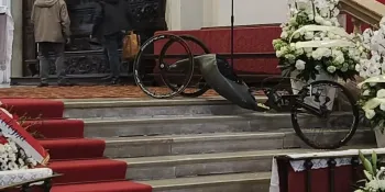 Duemila persone in chiesa per il funerale di Alex Zanardi