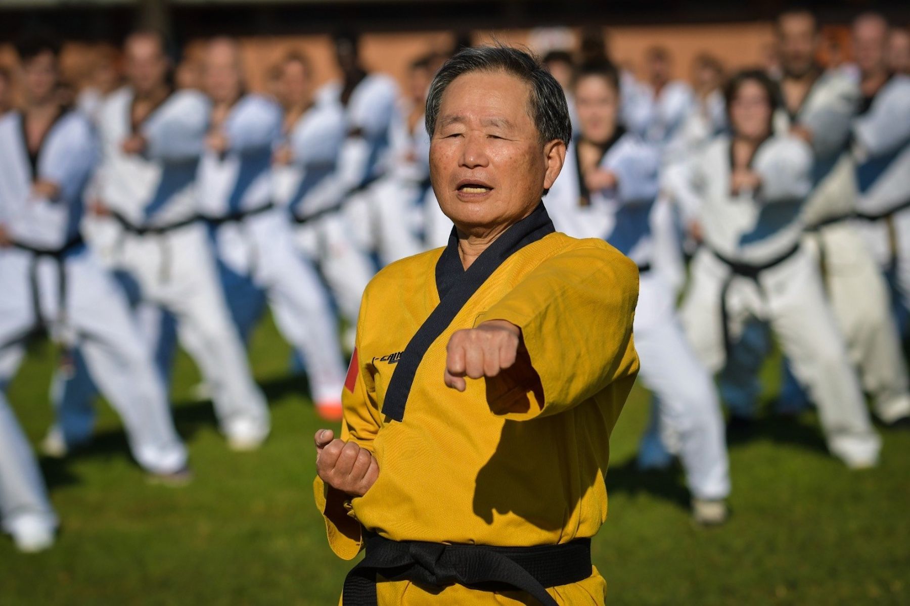 Le lezioni di taekwondo (e di vita) del maestro Park in Calabria: «Qui per accendere speranze ed educare i ragazzi»