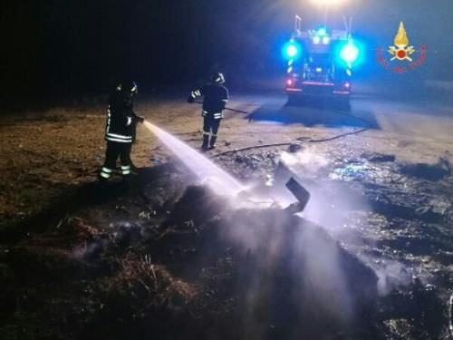 Roccelletta, incendiati cumuli di rifiuti sulla spiaggia – VIDEO