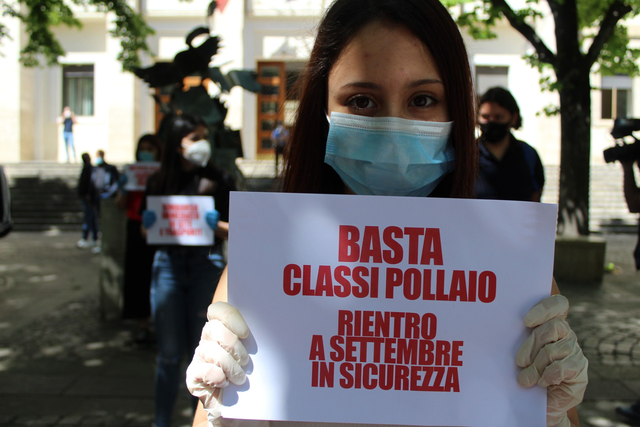 Studenti in piazza a Cosenza "bocciano" la politica: «La didattica a distanza ha funzionato per pochi»