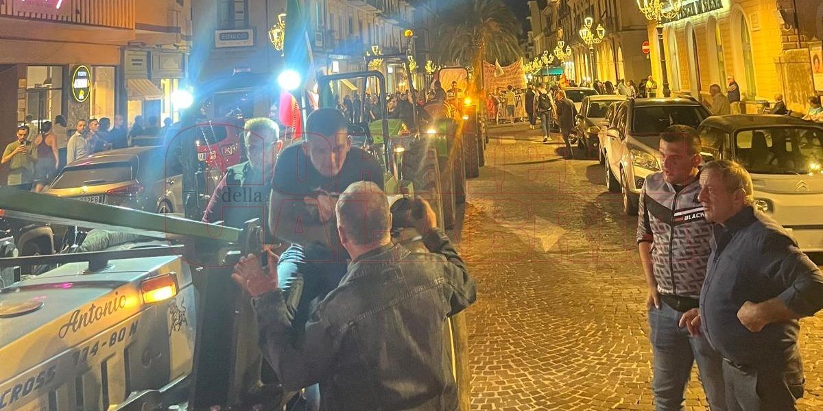 Lamezia, la protesta dei trattori arriva in centro – FOTO E VIDEO