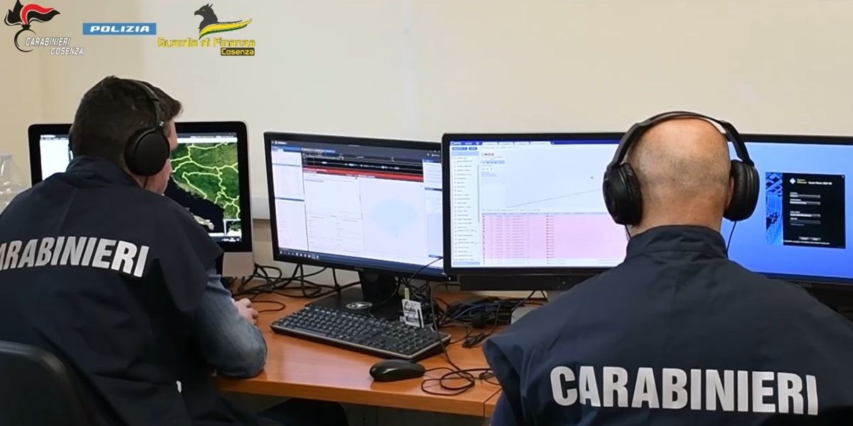 Cosenza, il conto non pagato e la minaccia di una donna: «Vi faccio incendiare tutto»