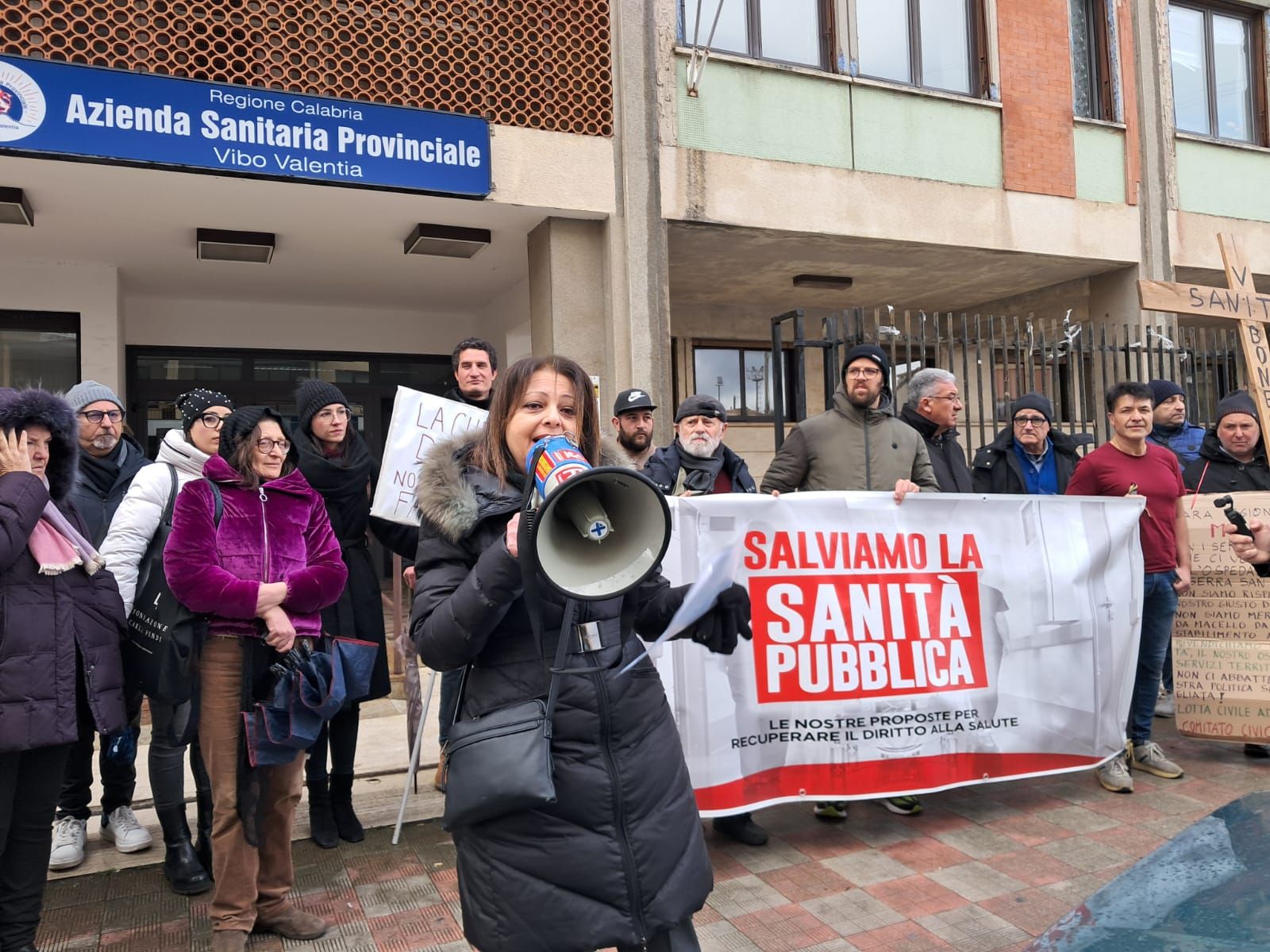 Sanità vibonese, nuovi disservizi per Neurologia e Ortopedia. I Comitati denunciano ai Carabinieri