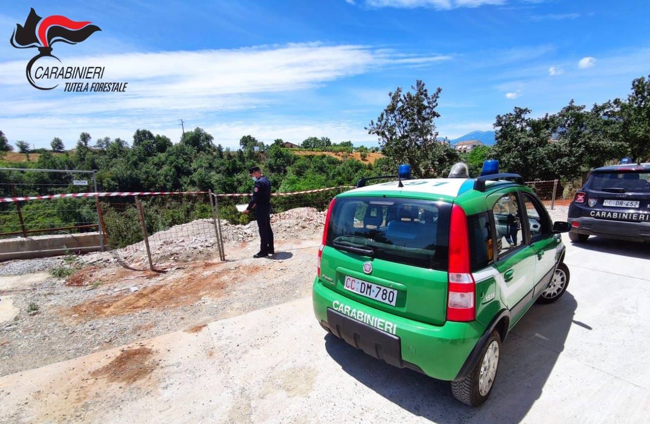 Abusivismo edilizio e abbandono di rifiuti, imprenditore denunciato
