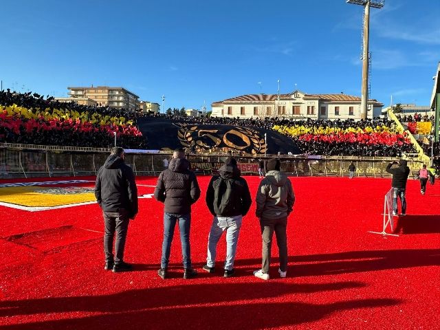 Catanzaro, Daspo a un tifoso per l’esplosione di due petardi. L’indagine della Digos