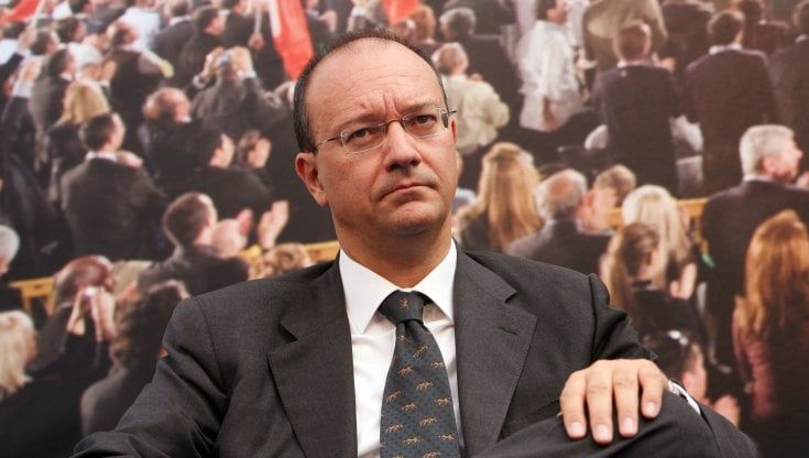 Preside aggredito in un liceo di Cosenza, Valditara: «Valutiamo azione di risarcimento»