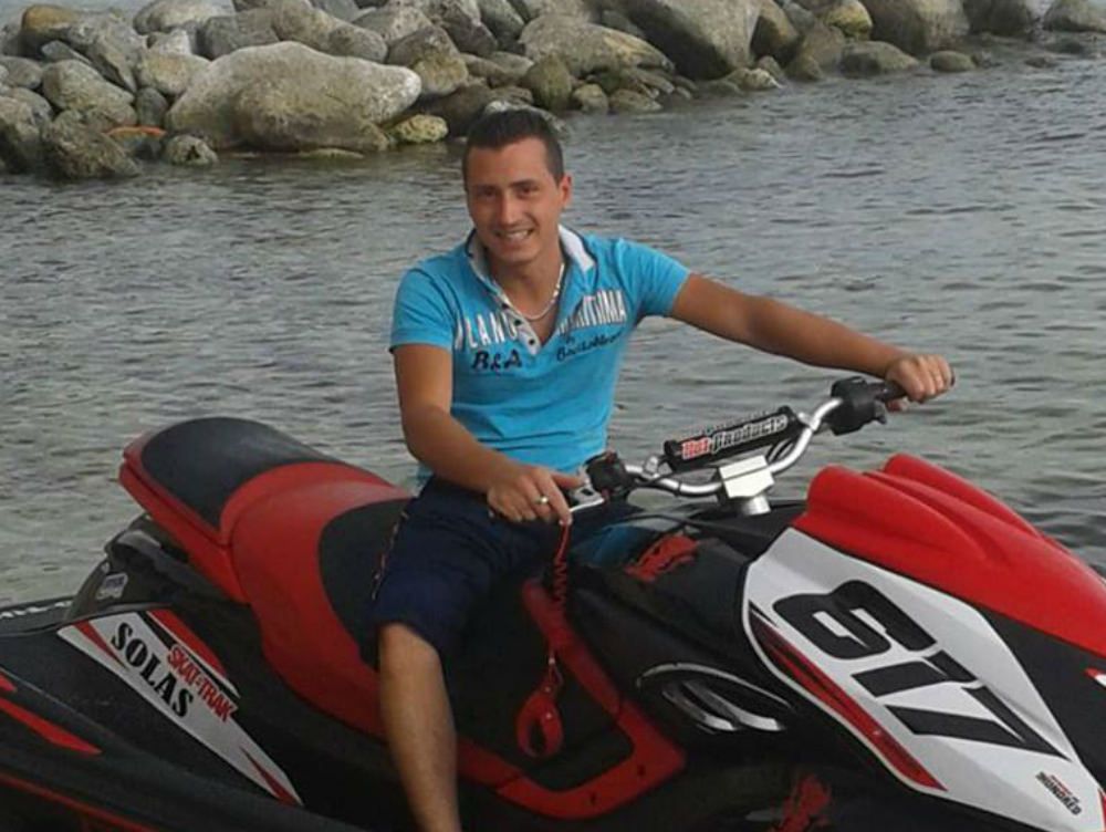 Resta impigliato a una boa e annega