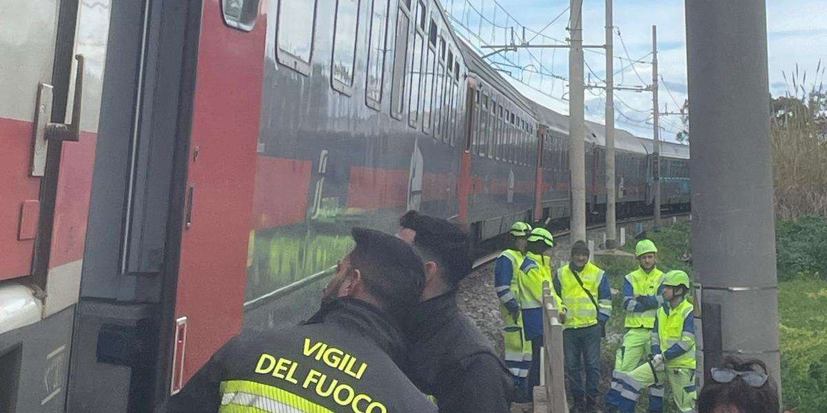Treno Intercity bloccato a Ricadi, i Vigili del fuoco soccorrono 40 passeggeri – FOTO