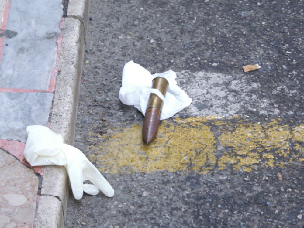 Munizione militare nella via dei negozi