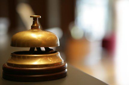 Arriva in albergo e viene arrestato