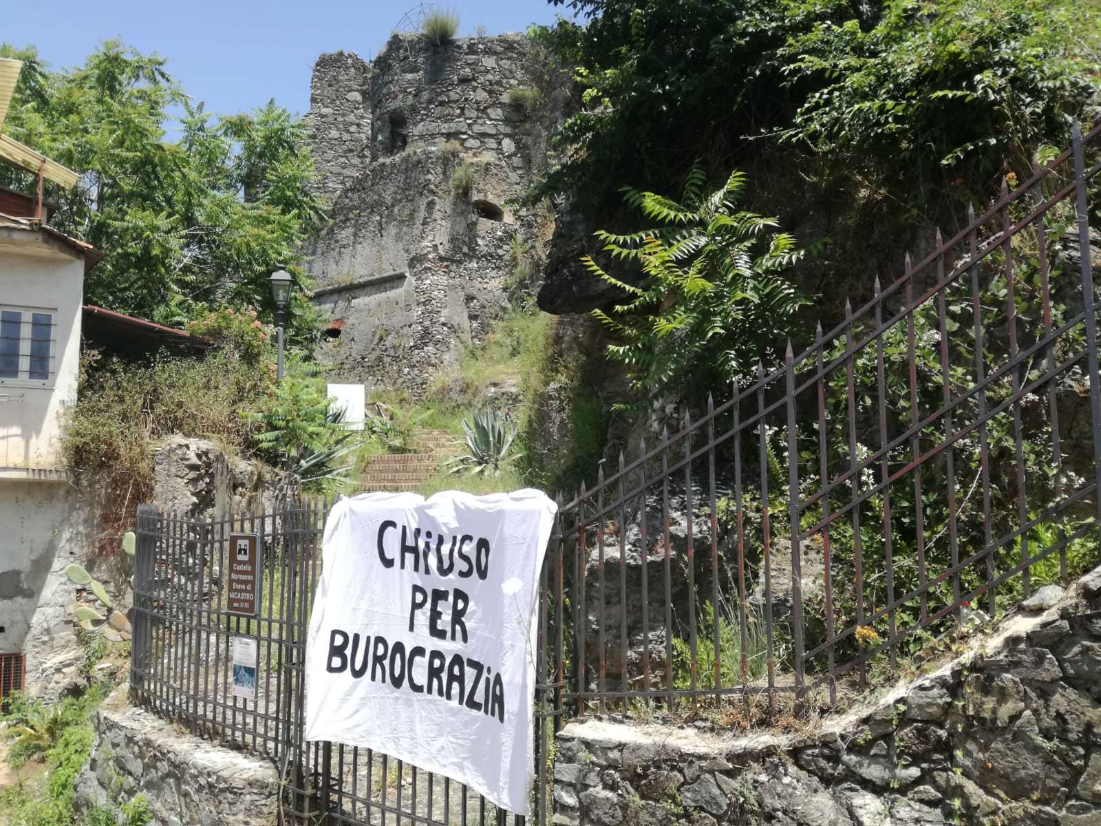 Castello di Lamezia, scatta la protesta: «Chiuso per burocrazia»