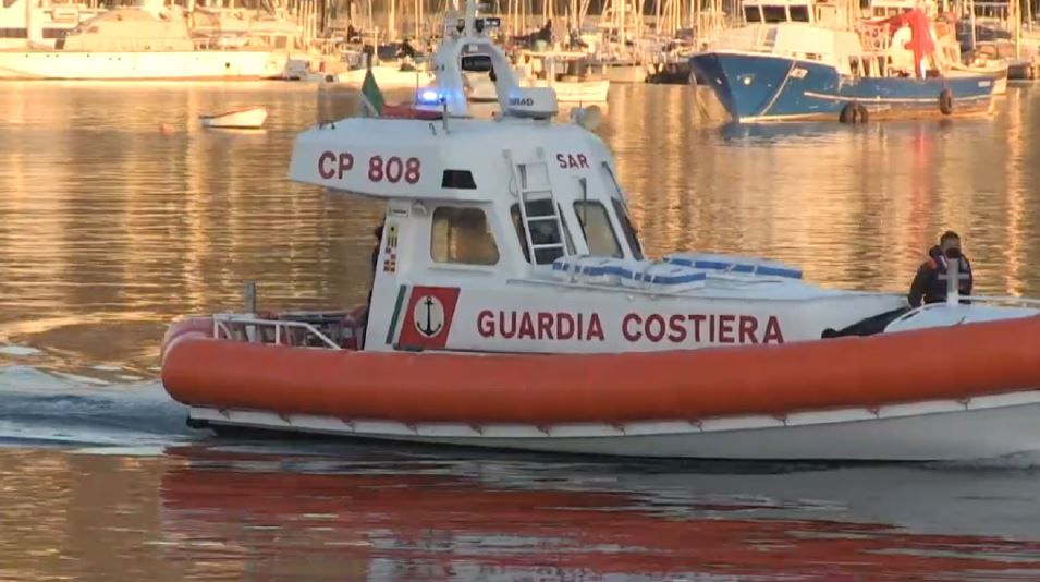 Nuovo sbarco di migranti, in 62 arrivano a Roccella con una barca a vela