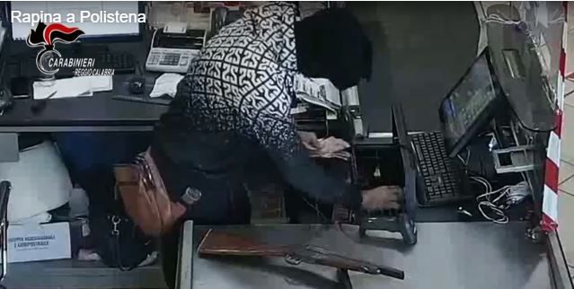 Minaccia la cassiera con un fucile giocattolo a Polistena, in manette 25enne – VIDEO
