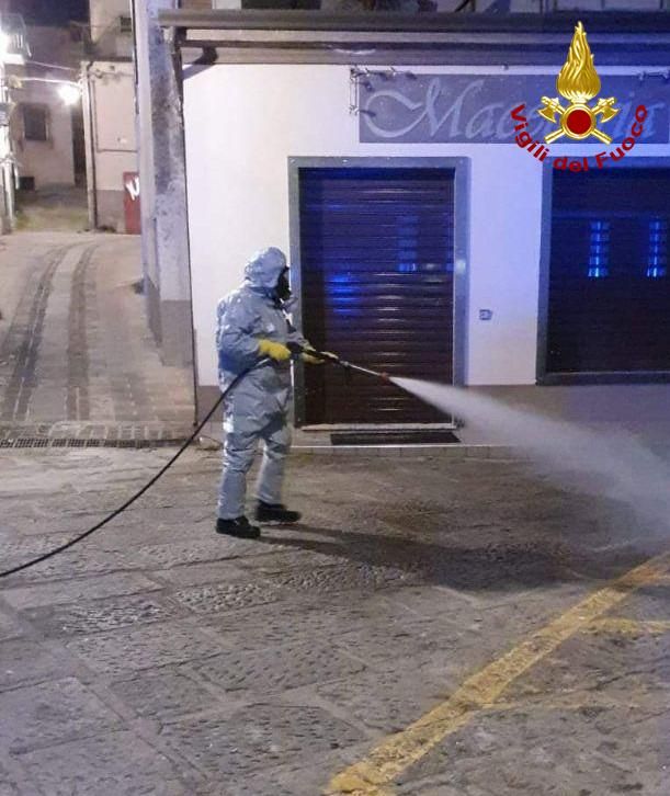 Covid-19, i Vigili del fuoco sanificano le aree di Crotone e Cotronei