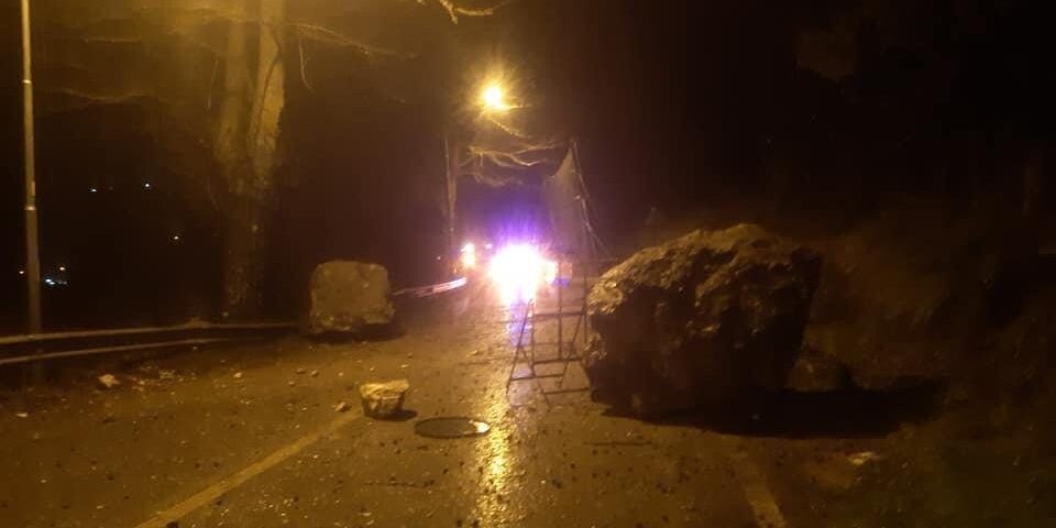 Caduta massi sulla SS19, strada ancora chiusa al traffico