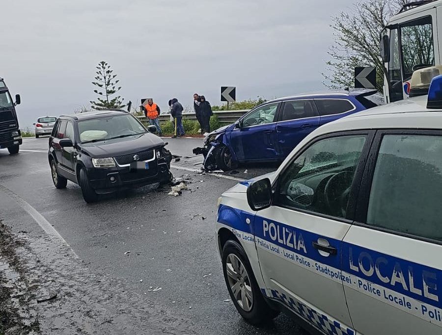 Incidente a Vibo Valentia, scontro fra due auto nei pressi della stazione – FOTO