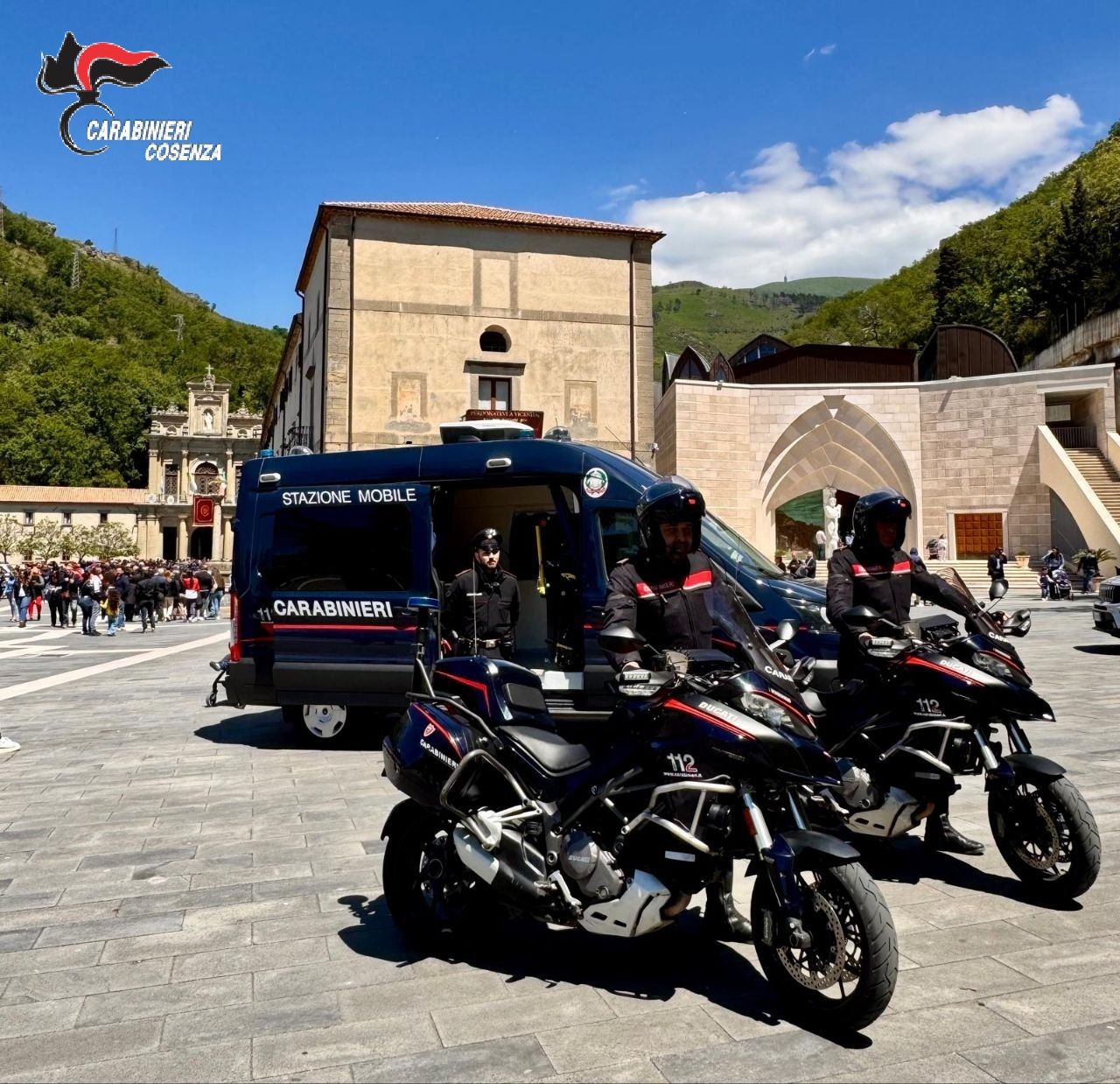 Si finge della Guardia di Finanza, ma viene scoperto e aggredisce la vittima: un arresto a Paola
