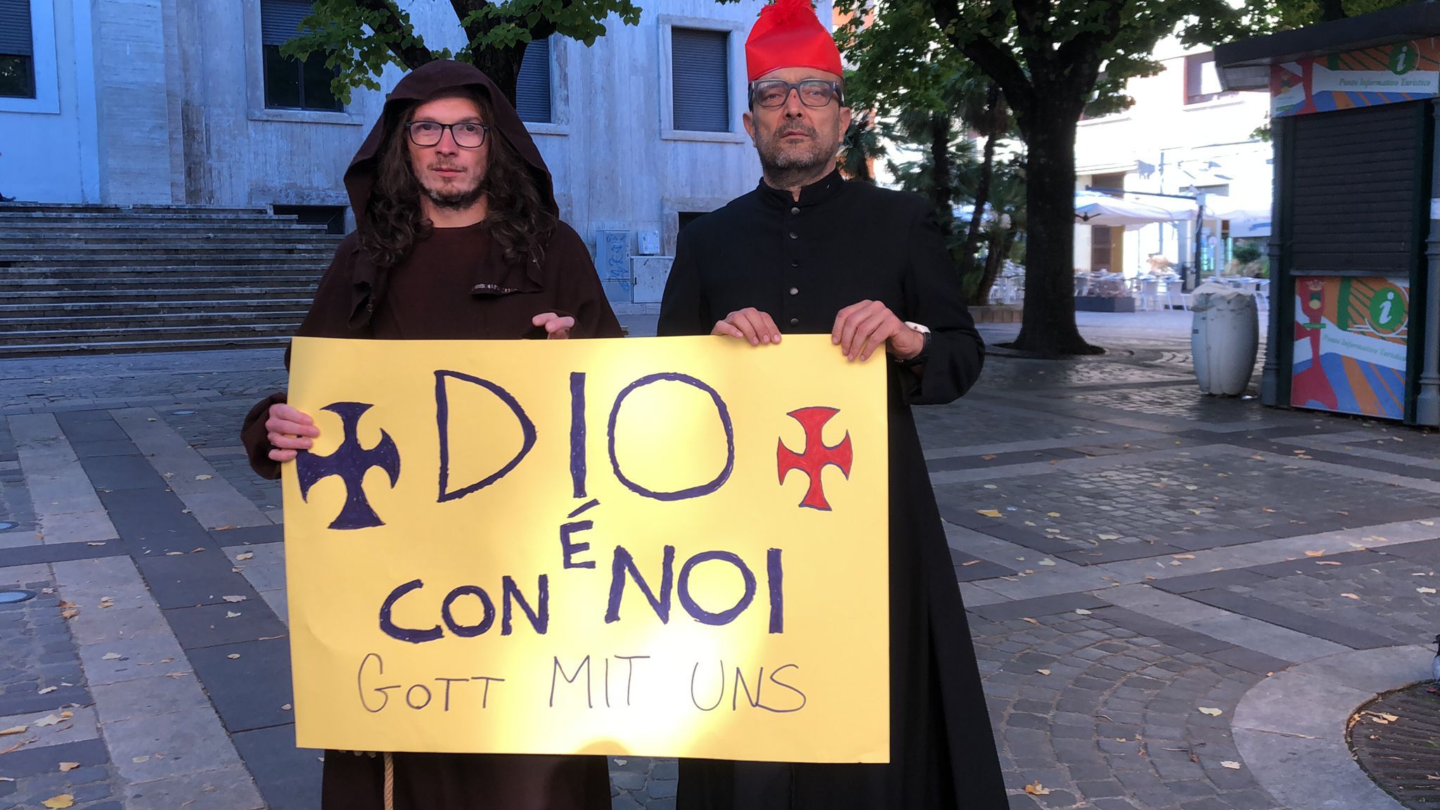 Green pass in piazza a Cosenza con motto nazista. «Non sapevamo cosa significasse»